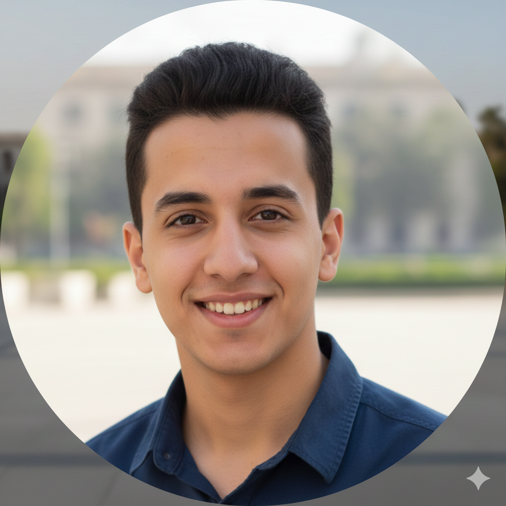 صورة أحمد محمد طالب بجامعة القاهرة مع ابتسامة ودودة وشعر قصير